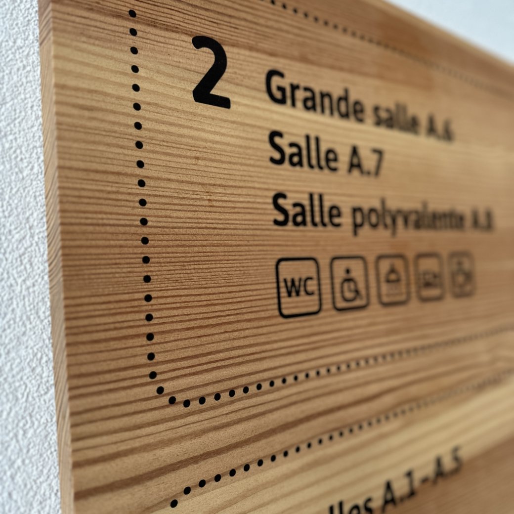 impression-bois-meleze-signaletique